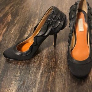 Badgley Mischka black pumps w/leather detail